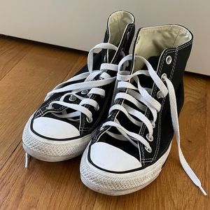 Black converse snkeakers
